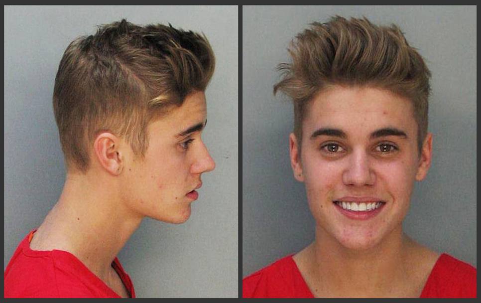 Justin Bieber  stato arrestato a Miami per corsa clandestina, guida in stato di ebbrezza e resistenza. Ma nella  foto segnaletica frontale sfoggia il suo sorriso angelico. Ap